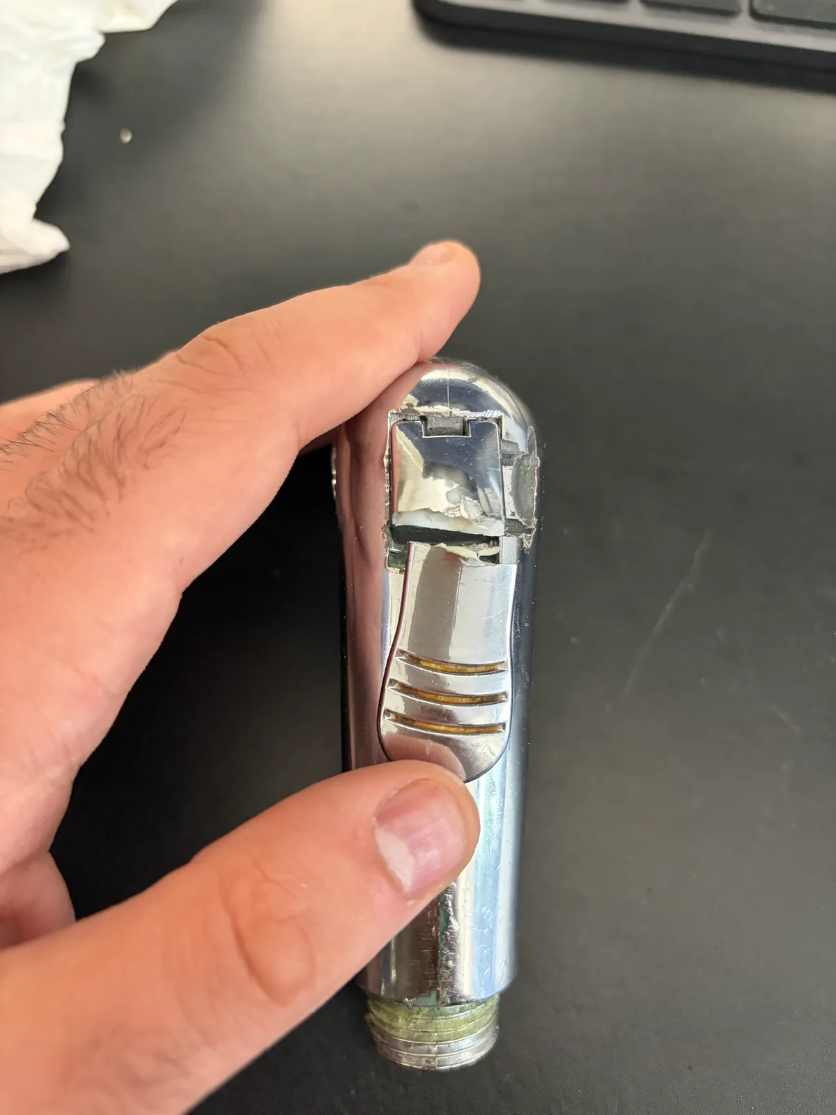 Bouton chromé cassé sur la douchette, avant son remplacement.